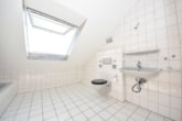 DIETZ: Top geschnittene 3-Zimmer Dachgeschosswohnung mit Loggia, Stellplatz und Keller! - Tageslicht Bad