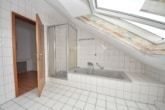 DIETZ: FRISCH RENOVIERT! 3-Zi. Wohnung mit FB-Heizung, Loggia, PKW-Stellplatz - Tageslicht Badezimmer mit Wanne und Dusche