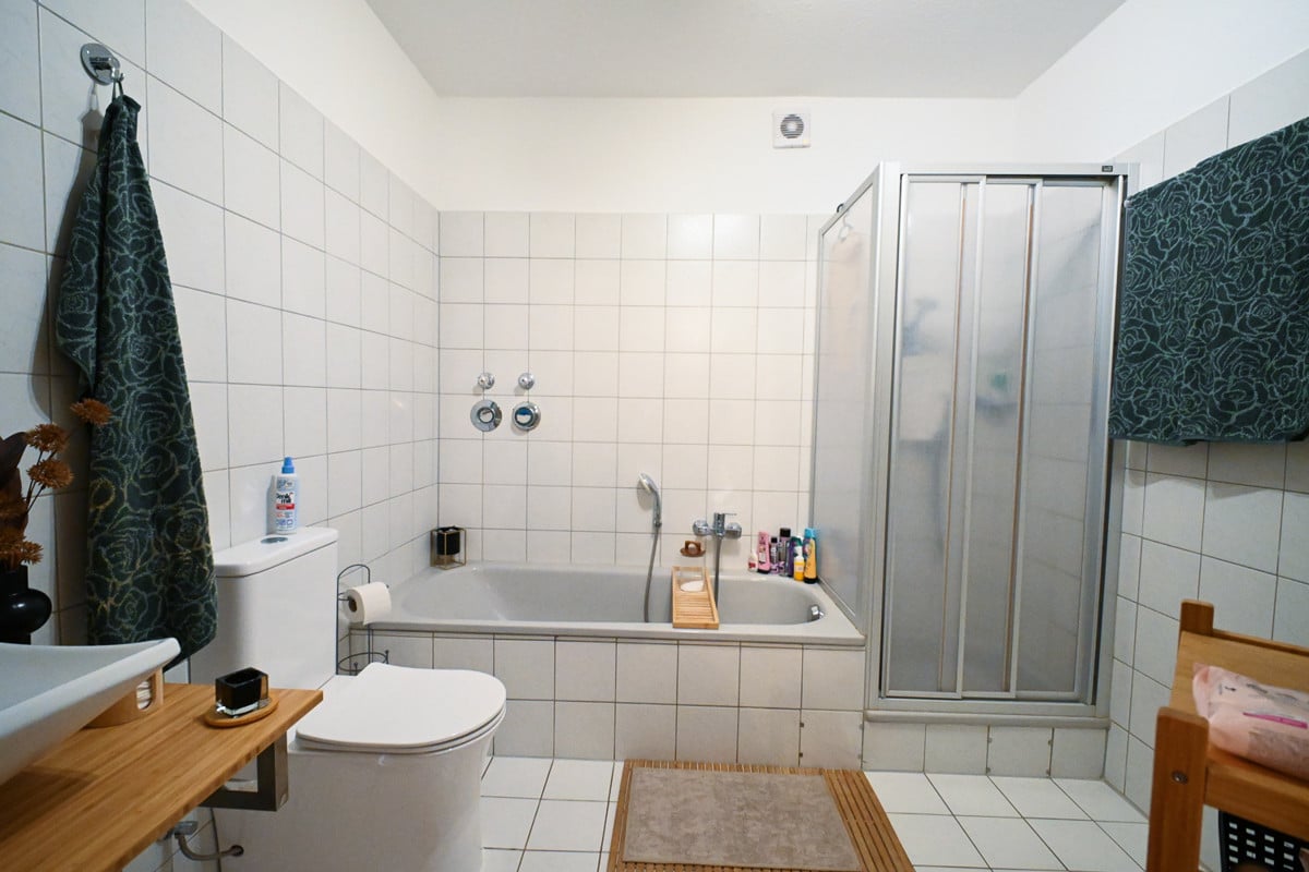 Bad mit Wanne und Dusche