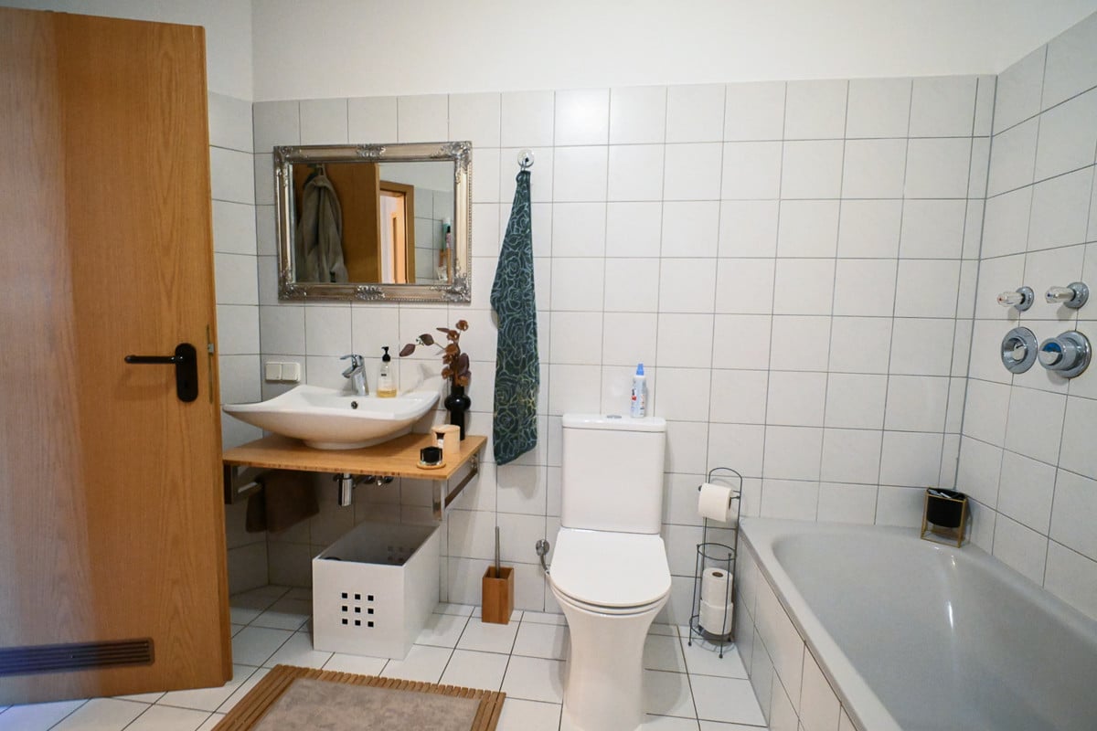 Bad mit Wanne und Dusche