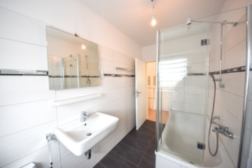 DIETZ: TOP-Modernisierte 2-Zimmer-Wohnung im 1. Obergeschoss - Tageslicht Badezimmer (658830)