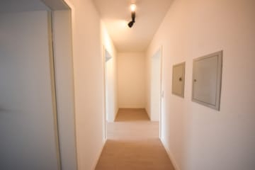 DIETZ: TOP-Modernisierte 2-Zimmer-Wohnung im 1. Obergeschoss - Flur (658831)