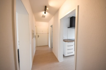 DIETZ: TOP-Modernisierte 2-Zimmer-Wohnung im 1. Obergeschoss - Flur (658832)