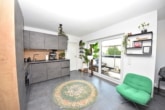 Küche mit Terrassenausgang - DIETZ: Moderne 3-Zimmer-Dachgeschosswohnung mit optionaler Einbauküche – Ruhige Wohnlage!
