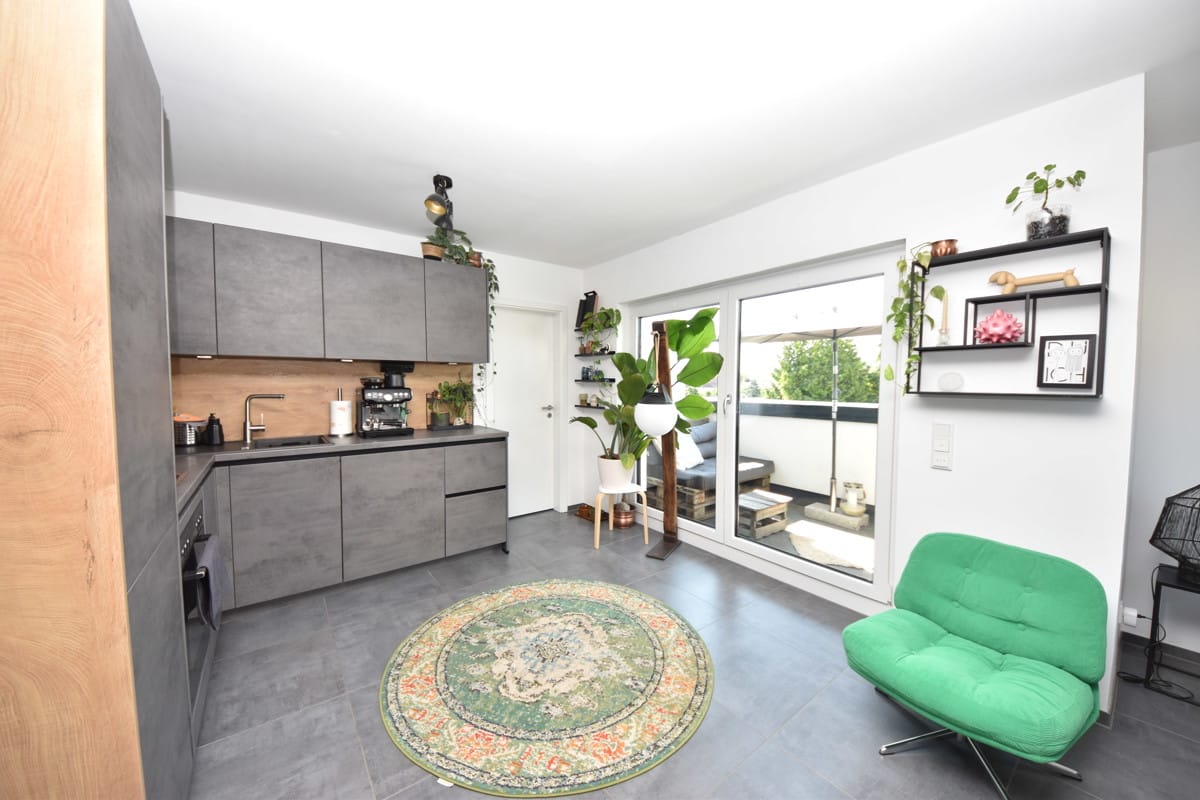 Küche mit Terrassenausgang