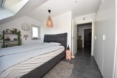 Schlafzimmer 1 von 2 - DIETZ: Moderne 3-Zimmer-Dachgeschosswohnung mit optionaler Einbauküche – Ruhige Wohnlage!
