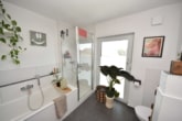 Tageslichtbad Wanne+Dusche - DIETZ: Moderne 3-Zimmer-Dachgeschosswohnung mit optionaler Einbauküche – Ruhige Wohnlage!