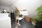 Schlafzimmer 2 von 2 - DIETZ: Moderne 3-Zimmer-Dachgeschosswohnung mit optionaler Einbauküche – Ruhige Wohnlage!