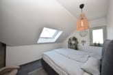 Schlafzimmer 1 von 2 - DIETZ: Moderne 3-Zimmer-Dachgeschosswohnung mit optionaler Einbauküche – Ruhige Wohnlage!