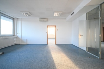 DIETZ! Büro-, Praxis oder sonstige Gewerberäume – zentrale Lage von Babenhausen! Fitnessstudio im EG - Büro 1. OG (664118)