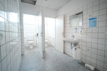 DIETZ! Büro-, Praxis oder sonstige Gewerberäume – zentrale Lage von Babenhausen! Fitnessstudio im EG - WC 1. OG (664129)