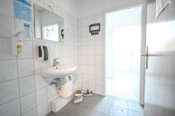 DIETZ! Büro-, Praxis oder sonstige Gewerberäume – zentrale Lage von Babenhausen! Fitnessstudio im EG - WC 1. OG (664130)