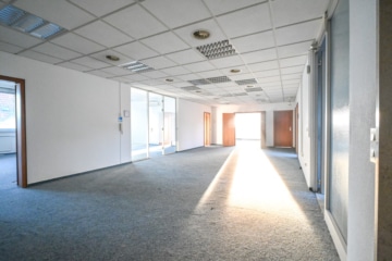 DIETZ! Büro-, Praxis oder sonstige Gewerberäume – zentrale Lage von Babenhausen! Fitnessstudio im EG - Flurbereich 1. OG (664133)