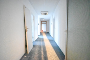 DIETZ! Büro-, Praxis oder sonstige Gewerberäume – zentrale Lage von Babenhausen! Fitnessstudio im EG - Flur 1. OG (664149)