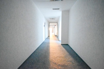 DIETZ! Büro-, Praxis oder sonstige Gewerberäume – zentrale Lage von Babenhausen! Fitnessstudio im EG - Flur 1. OG (664150)