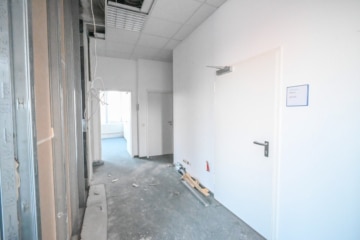 DIETZ! Büro-, Praxis oder sonstige Gewerberäume – zentrale Lage von Babenhausen! Fitnessstudio im EG - Flur 1. OG (664156)