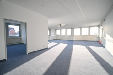 DIETZ! Büro-, Praxis oder sonstige Gewerberäume – zentrale Lage von Babenhausen! Fitnessstudio im EG - Büro 2. OG (664167)