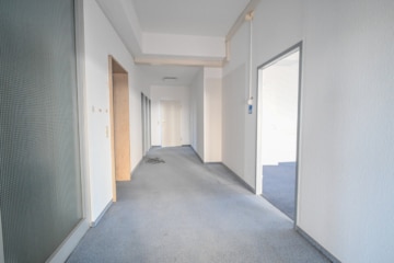 DIETZ! Büro-, Praxis oder sonstige Gewerberäume – zentrale Lage von Babenhausen! Fitnessstudio im EG - Flur 2. OG (664178)