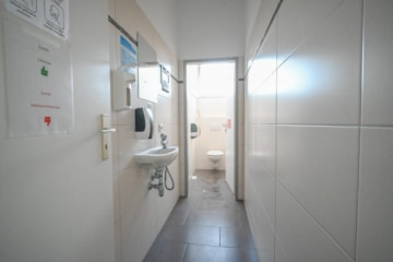 DIETZ! Büro-, Praxis oder sonstige Gewerberäume – zentrale Lage von Babenhausen! Fitnessstudio im EG - WC 2. OG (664195)