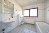 DIETZ: Gepflegte 2,5 Zimmerwohnung im 1. OG in Schaafheim mit EBK! - Tageslicht Badezimmer mit Wanne und Dusche