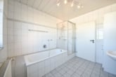 DIETZ: Gepflegte 2,5 Zimmerwohnung im 1. OG in Schaafheim mit EBK! - Tageslicht Badezimmer mit Wanne und Dusche