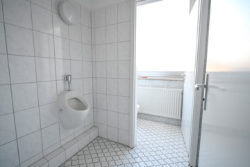 DIETZ! Büro-, Praxis oder sonstige Gewerberäume – zentrale Lage von Babenhausen! Fitnessstudio im EG - WC 1. OG (664068)