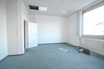 DIETZ! Büro-, Praxis oder sonstige Gewerberäume – zentrale Lage von Babenhausen! Fitnessstudio im EG - Büro 1. OG (664073)