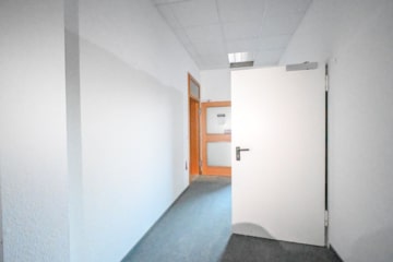 DIETZ! Büro-, Praxis oder sonstige Gewerberäume – zentrale Lage von Babenhausen! Fitnessstudio im EG - Flur 1. OG (664090)