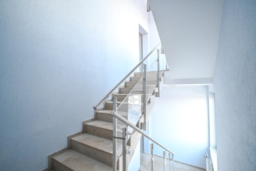 DIETZ! Büro-, Praxis oder sonstige Gewerberäume – zentrale Lage von Babenhausen! Fitnessstudio im EG - Treppenhaus 1. OG (664097)