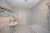 Tageslichtbadezimmer mit Wanne - DIETZ: Einzugsbereite 2-Zimmer-Terrassenwohnung, eigener Garten, Einbauküche und Parkplatz!