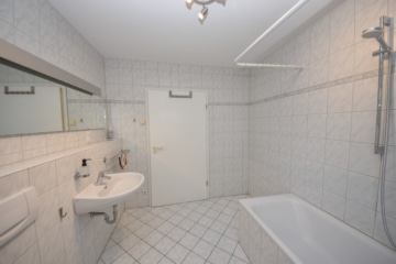 DIETZ: Einzugsbereite 2-Zimmer-Terrassenwohnung, eigener Garten, Einbauküche und Parkplatz! - Tageslichtbadezimmer mit Wanne (677278)