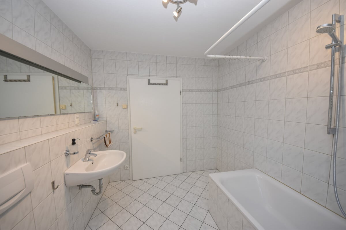 Tageslichtbadezimmer mit Wanne