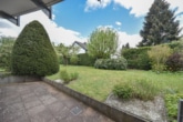 Terrasse mit Blick in den Garten - DIETZ: Einzugsbereite 2-Zimmer-Terrassenwohnung, eigener Garten, Einbauküche und Parkplatz!