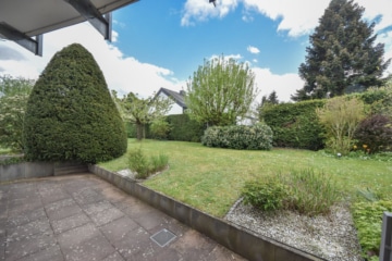 DIETZ: Einzugsbereite 2-Zimmer-Terrassenwohnung, eigener Garten, Einbauküche und Parkplatz! - Terrasse mit Blick in den Garten (677271)