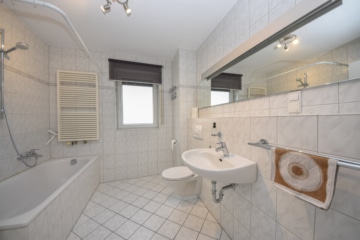 DIETZ: Einzugsbereite 2-Zimmer-Terrassenwohnung, eigener Garten, Einbauküche und Parkplatz! - Tageslichtbadezimmer mit Wanne (677277)