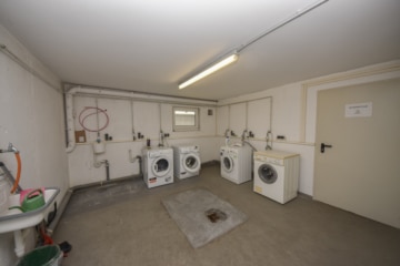 DIETZ: Einzugsbereite 2-Zimmer-Terrassenwohnung, eigener Garten, Einbauküche und Parkplatz! - Waschraum (677281)