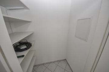 DIETZ: Einzugsbereite 2-Zimmer-Terrassenwohnung, eigener Garten, Einbauküche und Parkplatz! - Abstellraum (677279)