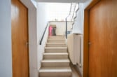 Treppenaufgang KG - Großzügig geschnittenes Einfamilienhaus mit Doppelgarage, Garten und Terrassenkamin!