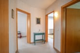 Flur OG - Großzügig geschnittenes Einfamilienhaus mit Doppelgarage, Garten und Terrassenkamin!