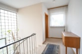 Flur OG - Großzügig geschnittenes Einfamilienhaus mit Doppelgarage, Garten und Terrassenkamin!