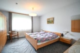 Schlafzimmer 1 OG - Großzügig geschnittenes Einfamilienhaus mit Doppelgarage, Garten und Terrassenkamin!