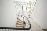 Treppenaufgang EG - Großzügig geschnittenes Einfamilienhaus mit Doppelgarage, Garten und Terrassenkamin!