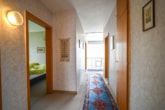 Flur OG - Großzügig geschnittenes Einfamilienhaus mit Doppelgarage, Garten und Terrassenkamin!