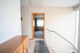 Flur OG - Großzügig geschnittenes Einfamilienhaus mit Doppelgarage, Garten und Terrassenkamin!
