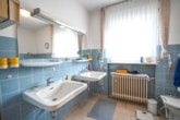 Tageslichtbadezimmer OG - Großzügig geschnittenes Einfamilienhaus mit Doppelgarage, Garten und Terrassenkamin!