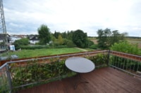 Balkon (balkonbelag von 2022 durch Lochblechpanäle erneuert)