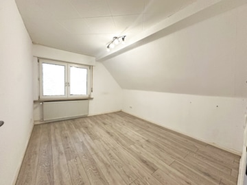 DIETZ: Freistehendes Einfamilienhaus in Pfungstadt! - Schlafzimmer 2 von 3 (645187)