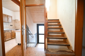 DIETZ: Freistehendes Einfamilienhaus in Pfungstadt! - Treppenhaus (645183)