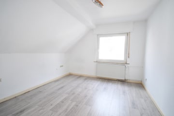 DIETZ: Freistehendes Einfamilienhaus in Pfungstadt! - Schlafzimmer 1 von 3 (645185)