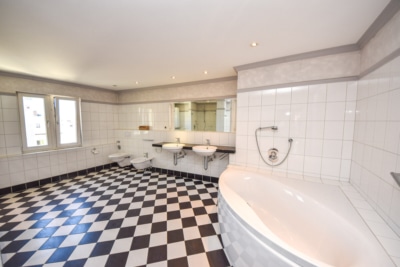 DIETZ: 3,5 Zimmer Bürofläche mit Aufzug – Beste Innenstadtlage von Aschaffenburg! - Tageslicht Badezimmer (697981)